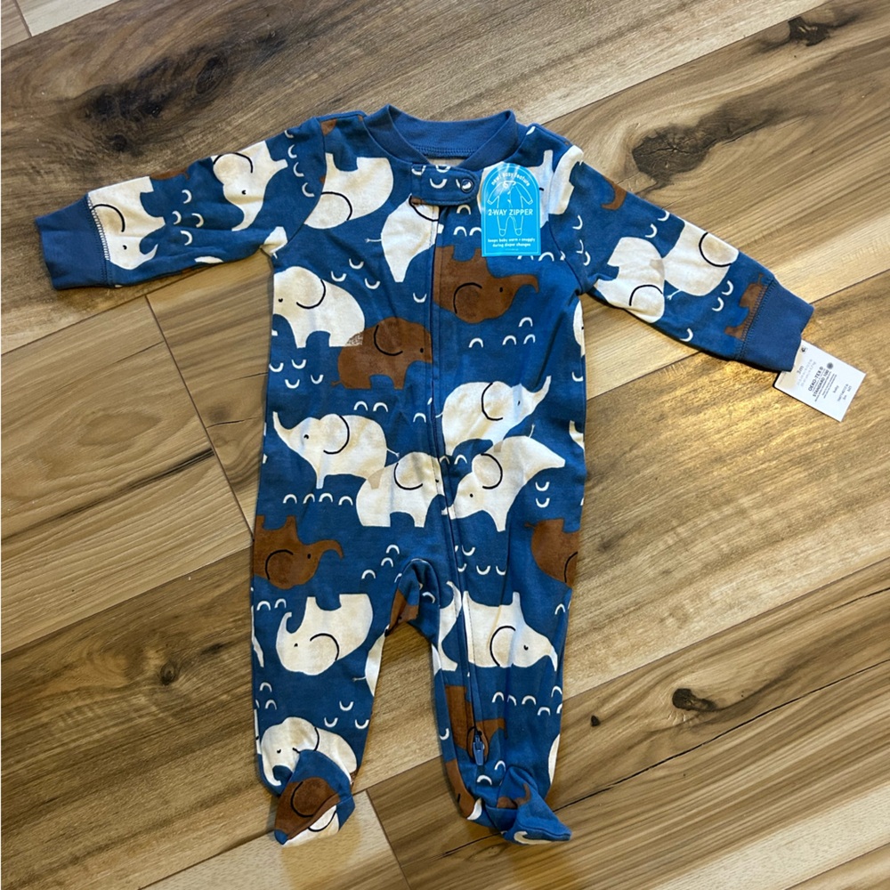 Carter’s footie two way zipper NWT 0-3 months